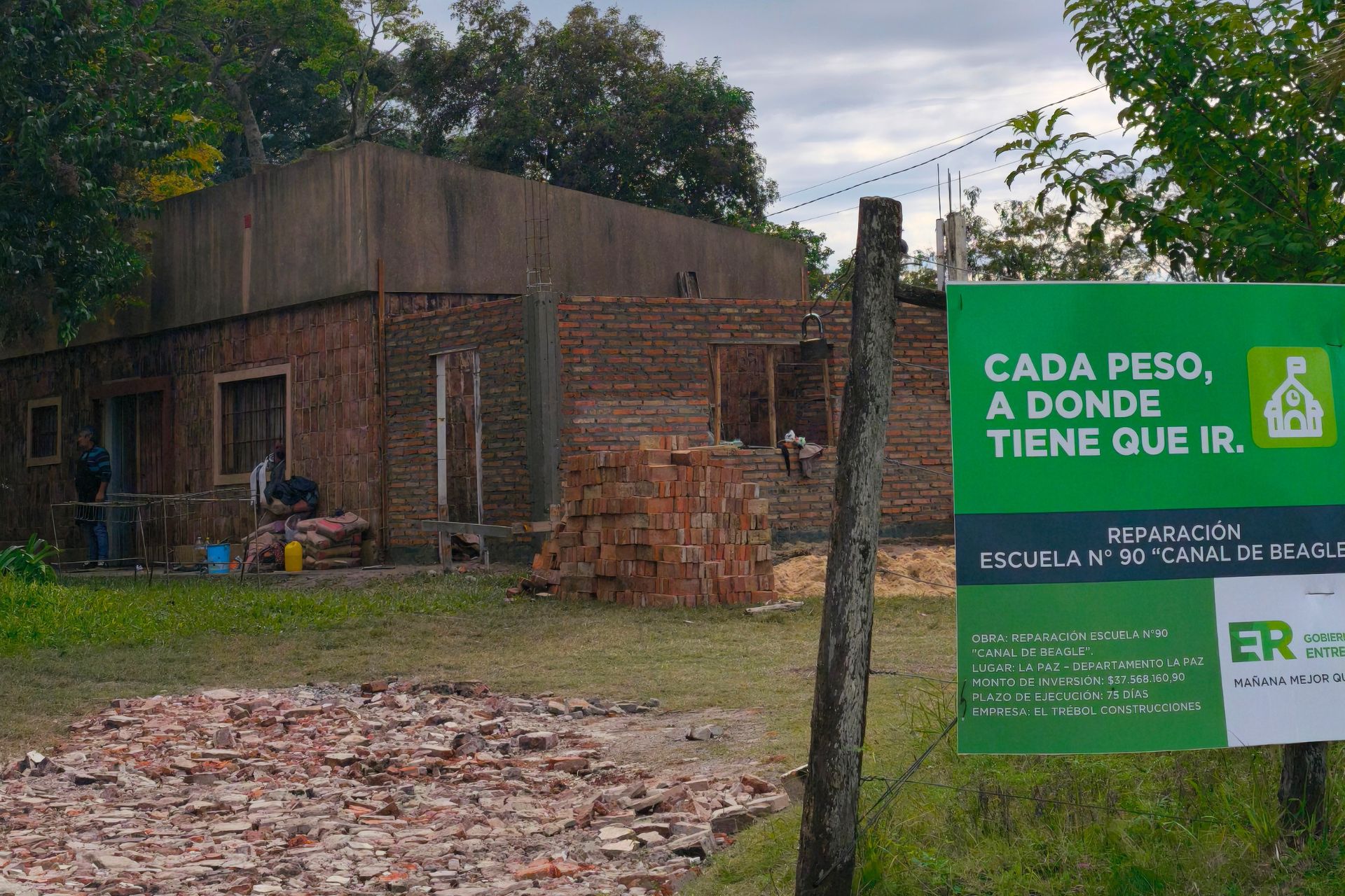 Construyen aula y mejoran instalaciones en escuela N° 90